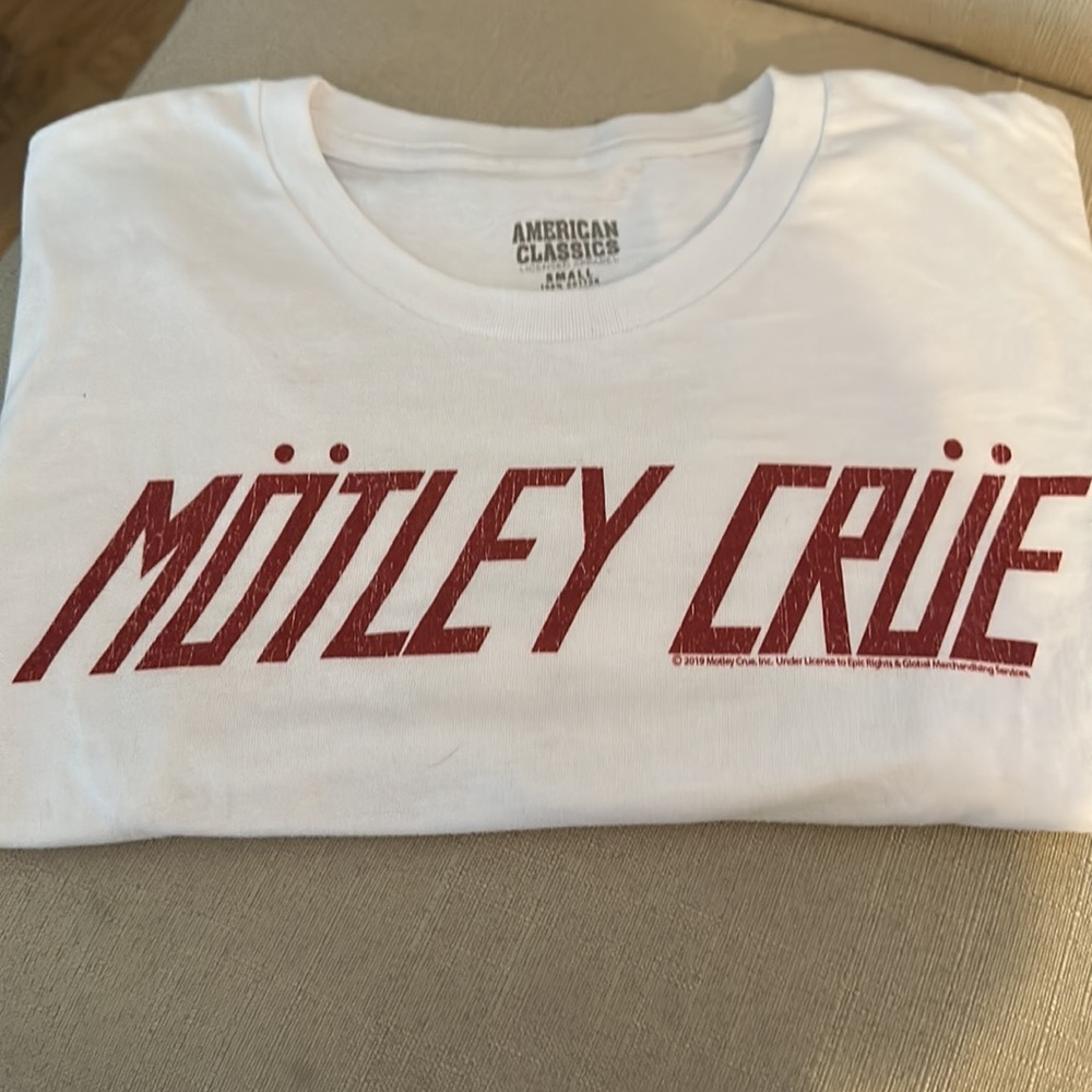 Motley Crue cropped short sleeve T-shirt